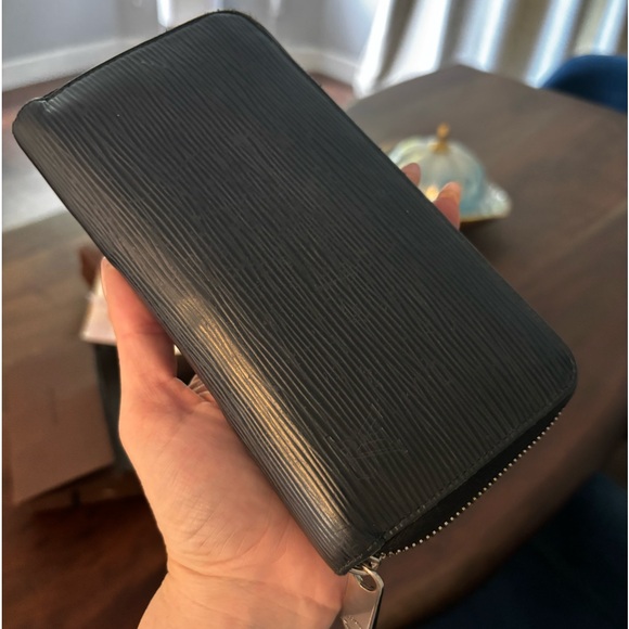Louis Vuitton Zippy Epi Wallet in black - Picture 2 of 7
